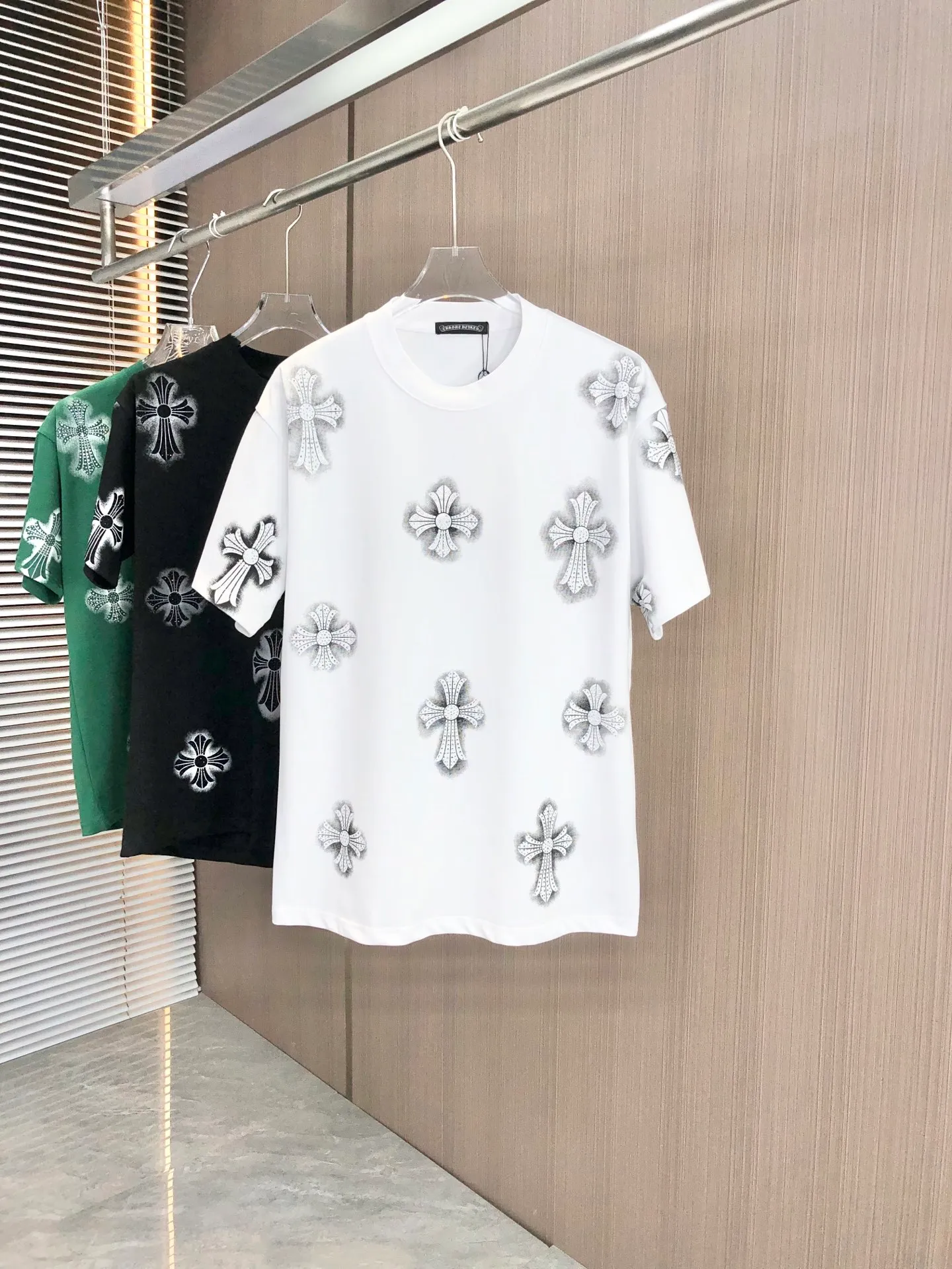 🅿️200 CH Croxin 2025 Spring and Summer New Style Round Neck Short Sleeves Dot Printing ➕ Scattered Diamond Craftsmanship Full of Details Made of High Weight 320g Double Yarn Combed Cotton Fabric Slightly Loose Fit Fabric Feels Soft and Thick Uniform Style for Men and Women Color: Black White Green Code Number: SMLXLXXL